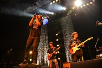 徳井義実（チュートリアル）とキュウソネコカミ。（撮影：渡邉一生）