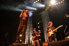 徳井義実（チュートリアル）とキュウソネコカミ。（撮影：渡邉一生）