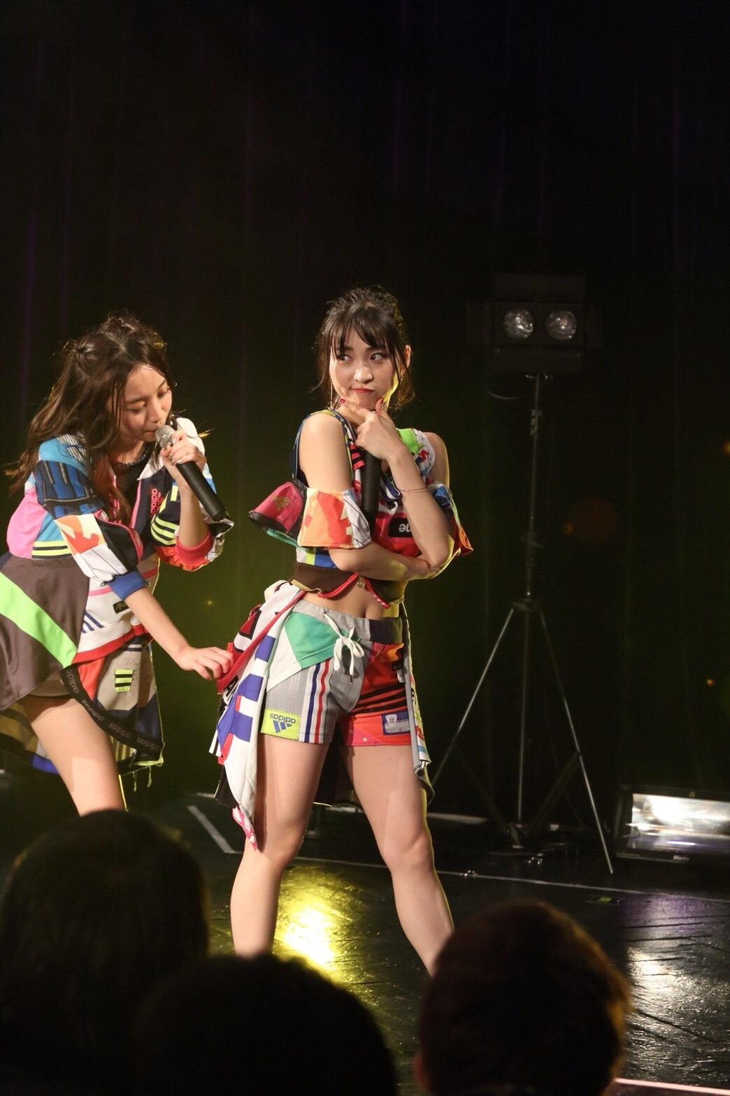 左から渡辺亜紗美、鈴木友梨耶。（写真提供：エイベックス）