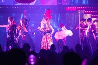 人気画像2位は「セクシー衣装に亀田興毅も赤面！浜崎あゆみ、自身最長ツアーを沖縄で完遂」より、浜崎あゆみ。（提供：avex trax）