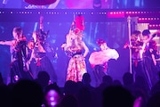 人気画像2位は「セクシー衣装に亀田興毅も赤面!浜崎あゆみ、自身最長ツアーを沖縄で完遂」より、浜崎あゆみ。(提供:avex trax)