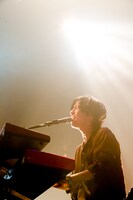 ホリエアツシ（Vo, G, Piano）（Photo by Viola Kam [V'z Twinkle]）