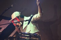 「東京VIBRATION」の曲中、CDジャケットをお面代わりにする橘柊生。