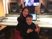 左から増田惠子、加藤登紀子。
