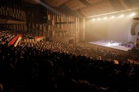 Aimer「Aimer LIVE TOUR 17/18 "hiver"」東京・NHKホール公演の様子。（提供：Sony Music）