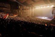 Aimer「Aimer LIVE TOUR 17/18 "hiver"」東京・NHKホール公演の様子。(提供:Sony Music)