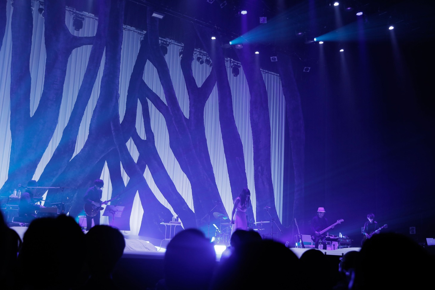 Aimer「Aimer LIVE TOUR 17/18 "hiver"」東京・NHKホール公演の様子。（提供：Sony Music）