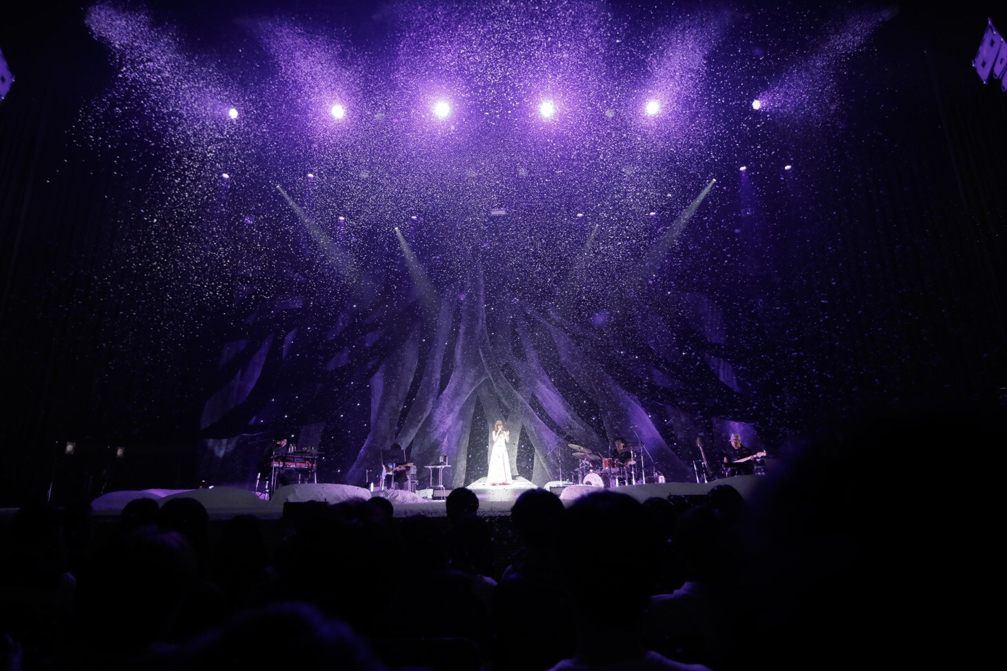 Aimer、愛する冬を歌い上げた“忘れられない”ツアーファイナル（ライブ