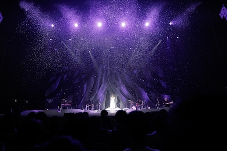 Aimer「Aimer LIVE TOUR 17/18 "hiver"」東京・NHKホール公演の様子。(提供:Sony Music)