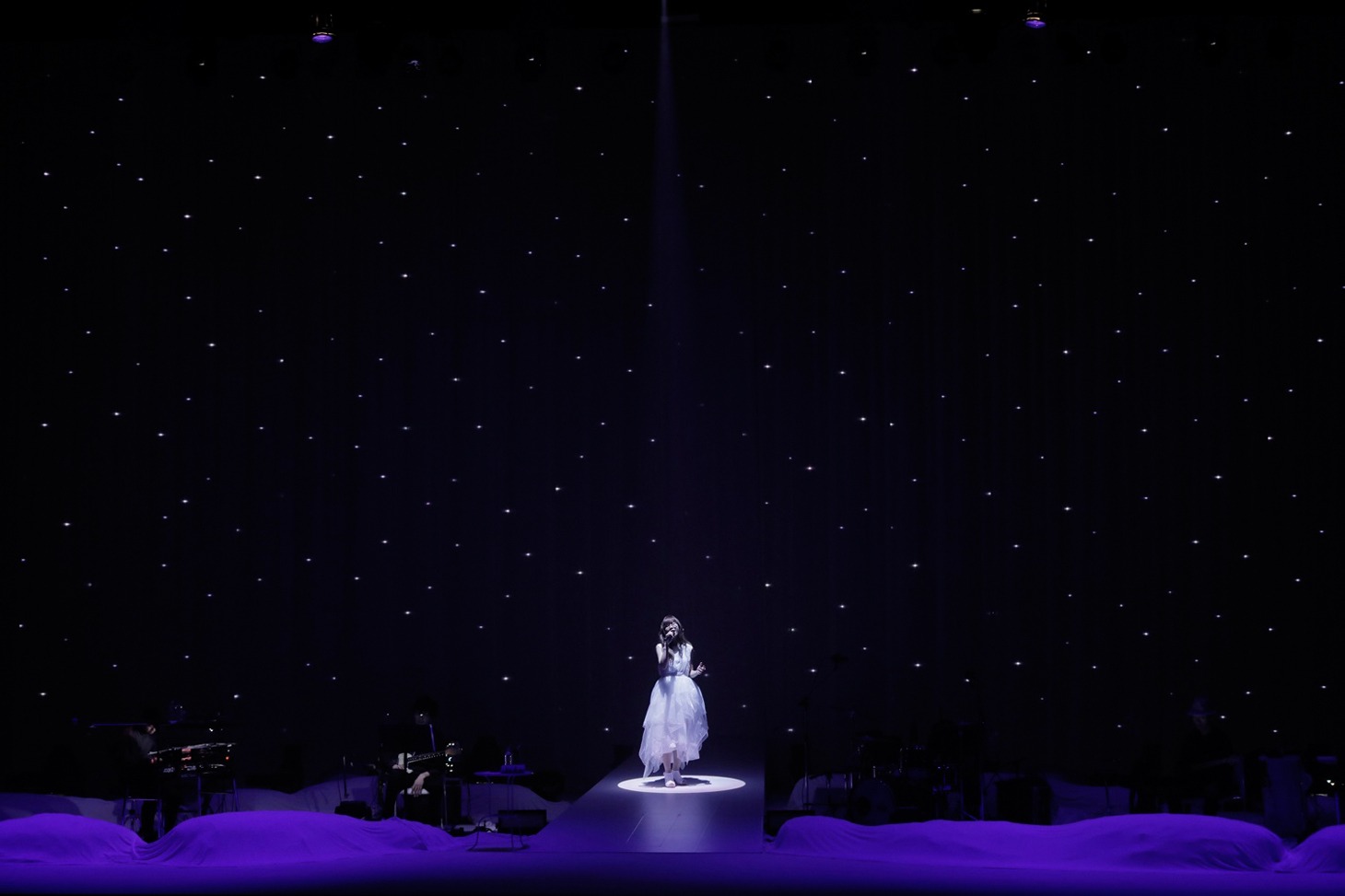 Aimer「Aimer LIVE TOUR 17/18 "hiver"」東京・NHKホール公演の様子。（提供：Sony Music）