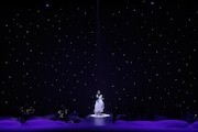 Aimer「Aimer LIVE TOUR 17/18 "hiver"」東京・NHKホール公演の様子。(提供:Sony Music)
