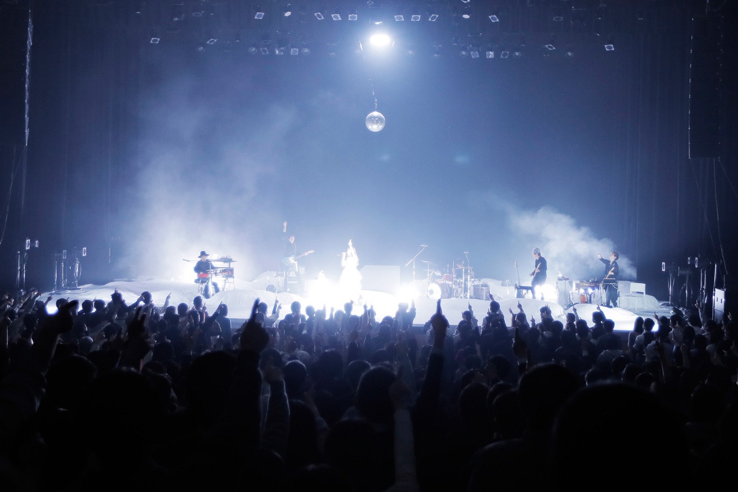 Aimer「Aimer LIVE TOUR 17/18 "hiver"」東京・NHKホール公演の様子。（提供：Sony Music）