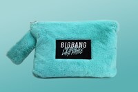 BIGBANG「BIGBANG JAPAN DOME TOUR 2017 -LAST DANCE-」DELUXE EDITIONのオリジナルボアクラッチバッグ。