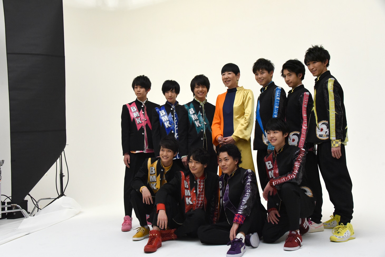 ジャケット撮影に臨む和田アキ子とBOYS AND MEN研究生。