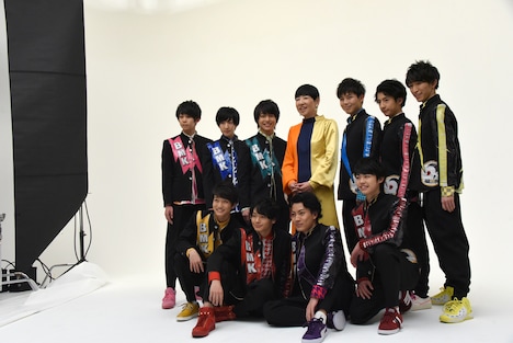 ジャケット撮影に臨む和田アキ子とBOYS AND MEN研究生。