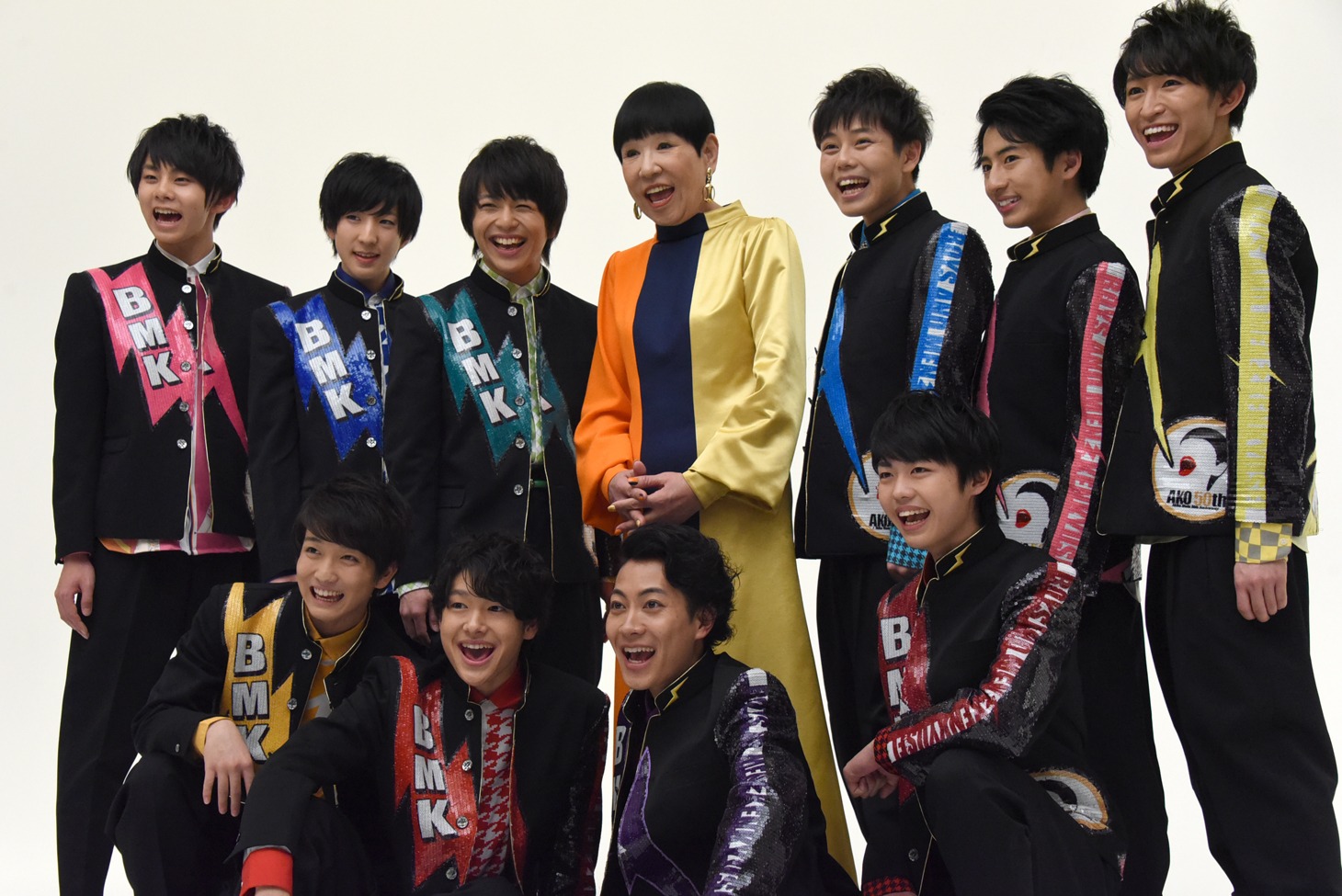 ジャケット撮影に臨む和田アキ子とBOYS AND MEN研究生。