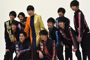 ジャケット撮影に臨む和田アキ子とBOYS AND MEN研究生。