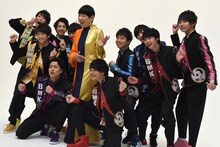 「その場で踊って」と言うカメラマンの指示に応える和田アキ子とBOYS AND MEN研究生。