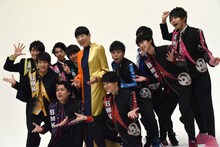 「その場で踊って」と言うカメラマンの指示に応える和田アキ子とBOYS AND MEN研究生。