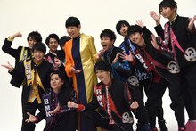 「その場で踊って」と言うカメラマンの指示に応える和田アキ子とBOYS AND MEN研究生。