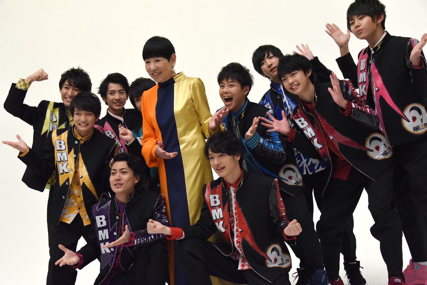 「その場で踊って」と言うカメラマンの指示に応える和田アキ子とBOYS AND MEN研究生。