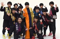 和田アキ子（中央）とBOYS AND MEN研究生。