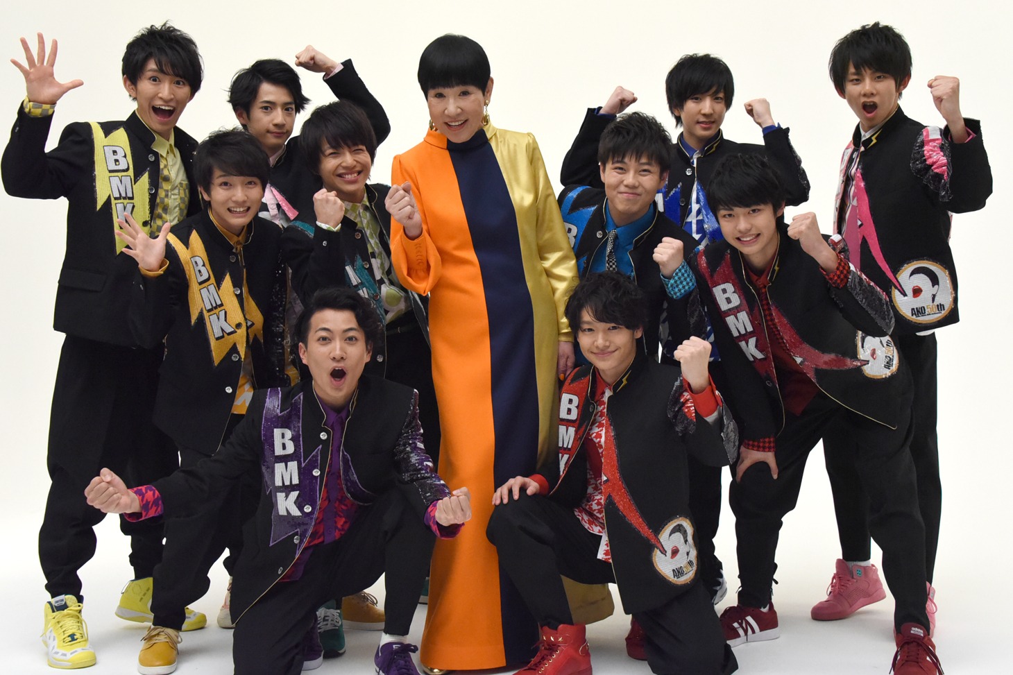 和田アキ子（中央）とBOYS AND MEN研究生。
