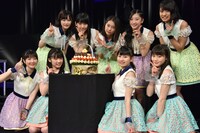 デビュー1周年を祝したケーキを囲むつばきファクトリー。