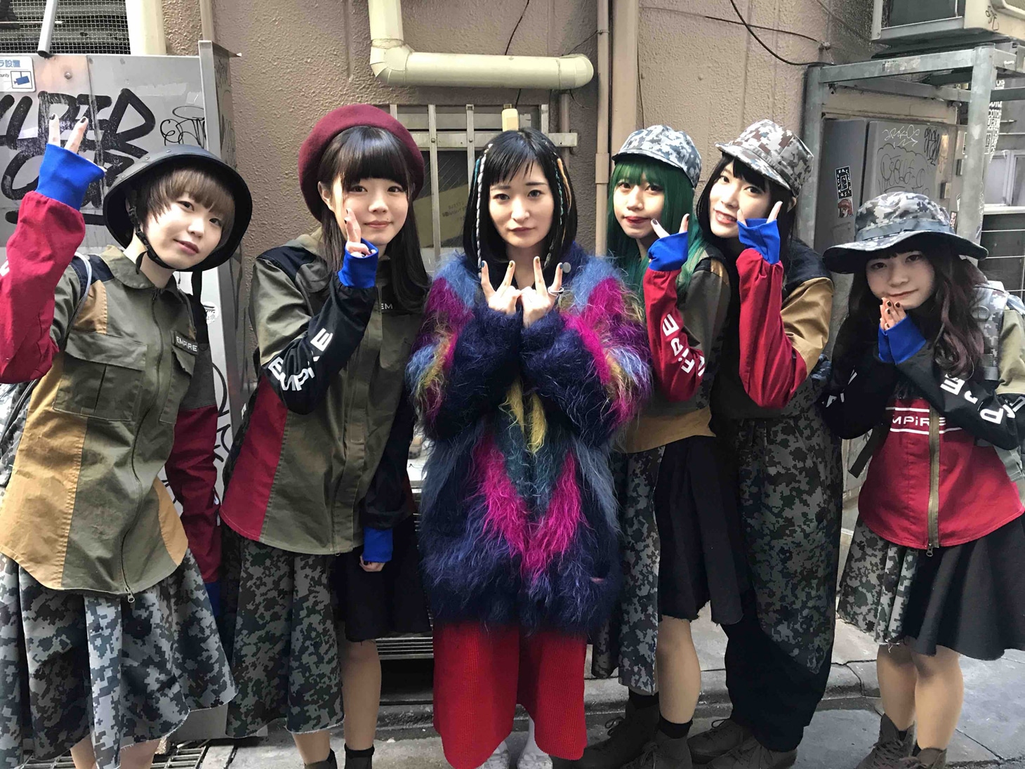 EMPiREとリンリン（BiSH）。