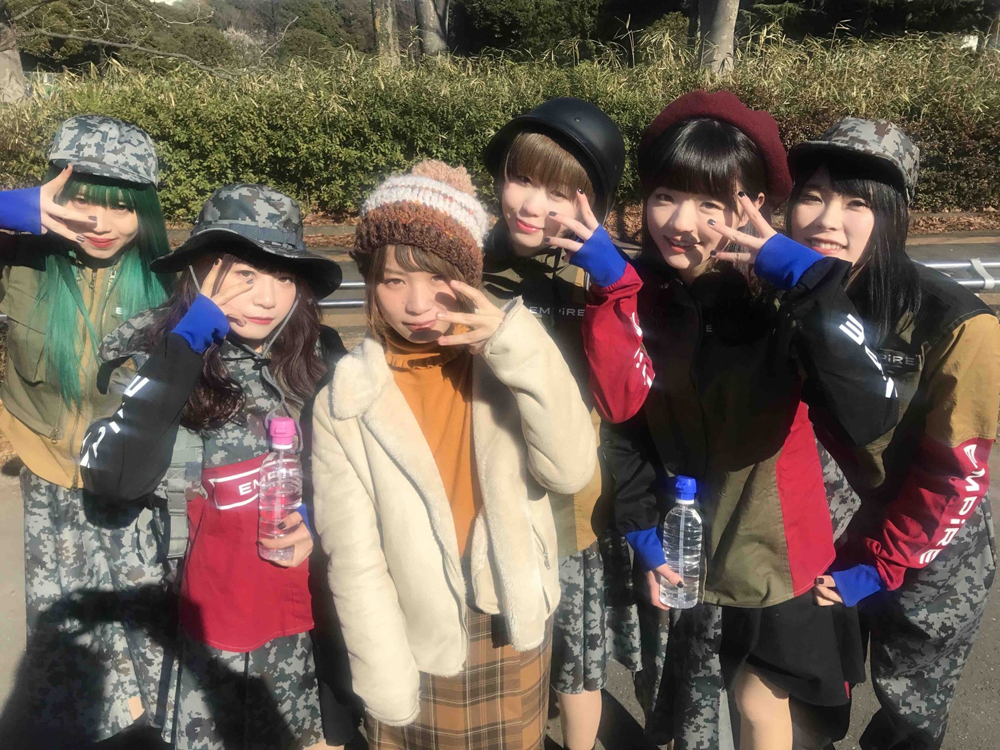 EMPiREとモモコグミカンパニー（BiSH）。