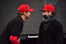 左から武知海青、長谷川慎。
