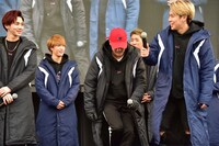 おもむろにアイススケートの動きをし始める川村壱馬（中央）。