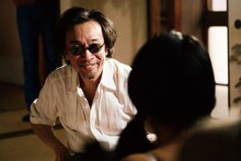 菊地成孔演じる“写真家・荒木さん”。 (c)2018「素敵なダイナマイトスキャンダル」製作委員会