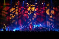 the GazettE「HALLOWEEN NIGHT 17 THE DARK HORROR SHOW SPOOKY BOX 2 アビス-ABYSS- LUCY-ルーシー- LIVE AT 10.30 AND 10.31 TOYOSU PIT TOKYO」LUCYのワンシーン。