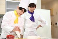 ケーキを作るユースケとリョウガ。