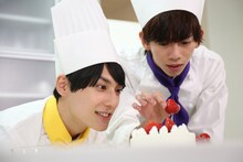 ケーキを作るユースケとリョウガ。