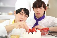 ケーキを作るユースケとリョウガ。