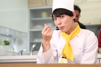 つまみ食い中のユースケ。