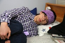 ベッドでくつろぐリョウガ。