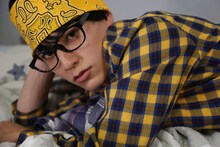 ベッドでくつろぐユースケ。