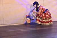 ピピ美を床に置く上坂すみれ。