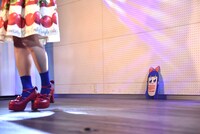 床に置かれたピピ美のお面。