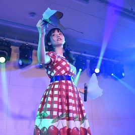 上坂すみれ、池袋でピピ美のお面を引き裂く