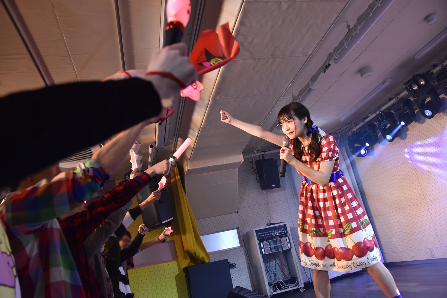 おなじみ「Ура！」（ウラー / ロシア語で「万歳」の意）の三唱でイベントを締める上坂すみれ。