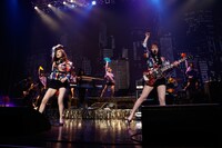 左から益子寺かおり、中尊寺まい。（撮影：ほりたよしか）