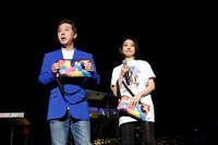 スペネット北岡による物販紹介コーナーの様子。（撮影：ほりたよしか）