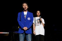 スペネット北岡による物販紹介コーナーの様子。（撮影：ほりたよしか）