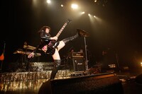 シンバルキックを決める中尊寺まい（Vo, G）。（撮影：ほりたよしか）