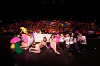 “How Many いい顔”で記念撮影するベッド・インと性徒諸クン。（撮影：ほりたよしか）