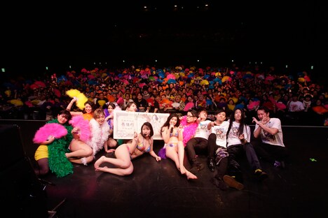 “How Many いい顔”で記念撮影するベッド・インと性徒諸クン。(撮影:ほりたよしか)